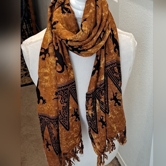 Gecko Blanket Scarf With Fringe    Size 80"×66" - Picture 2 of 7